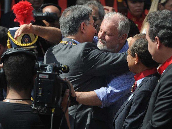 João Pedro Stédile – Ouro Preto e Roma Fernando Pimentel (PT) concede a Medalha da Inconfidência a Stédile, o chefe do MST, que incentiva a violação de leis — o que equivale a condecorar o crime, a condecorar um inimigo do Brasil.