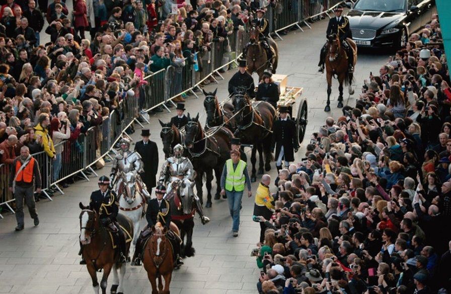 Triunfo conservador, bolas de cristal e a princesinha Enterro dos restos mortais do rei católico Ricardo III