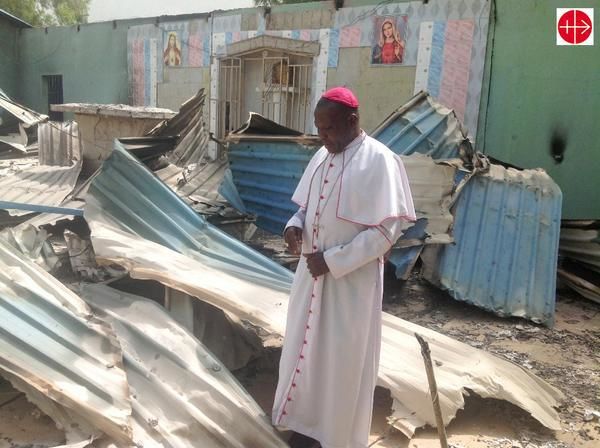 Bispo nigeriano: o rosário derrotará o Boko Haram Dom Olivier lembrou que também os romanos acharam que acabariam com a Igreja matando e queimando. Mas não adiantou de nada A Igreja esta fundada sobre a Pedra que é Pedro.