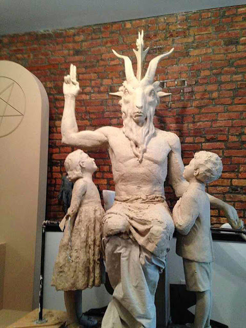 Templo Satânico pede aborto em nome de ‘liberdade religiosa’ para o culto de Satanás Estátua que grupos satanistas querem instalar diante do Legislativo de Oklahoma, perto de monumento ao 10 Mandamentos. É liberdade religiosa?
