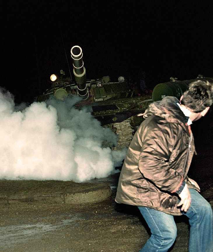 Kremlin pensa em declarar ilegal a independência dos países bálticos Lituano foge de tanque soviético durante a tomada da estação de rádio e TV em Vilnius, 13.01.1991