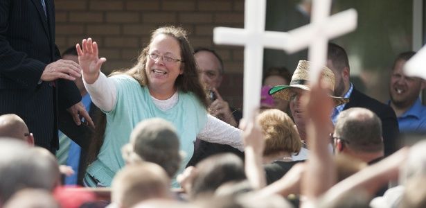 Tabeliã presa por negar união homossexual é libertada Kim Davis