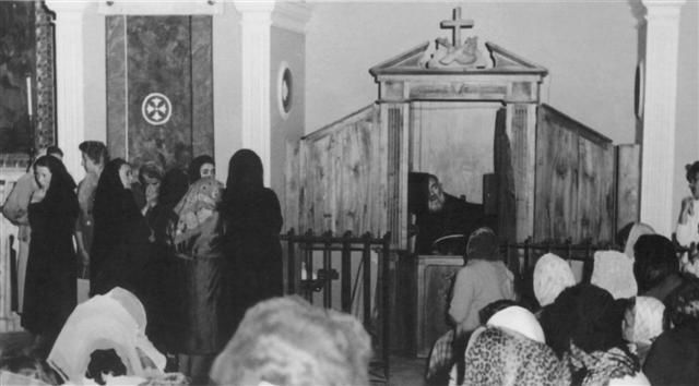 São Padre Pio e o pecado do aborto Padre Pio no confessionário.