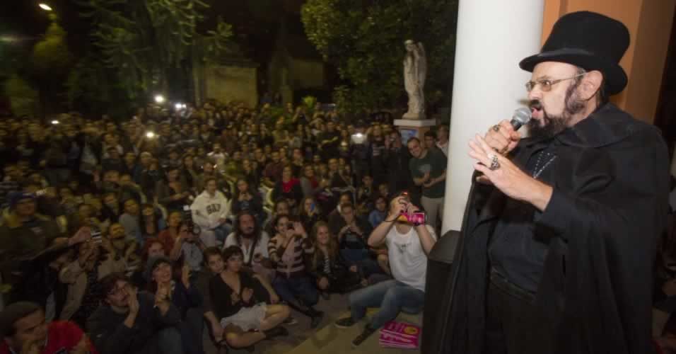 Movimento contra a profanação do cemitério da Consolação Cemitério da Consolação é alvo de profanações