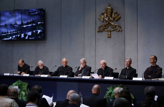 Uma ferida no matrimônio cristão Cardeal Francesco Coccopalmerio, terceira da direita, fala durante a entrevista coletiva para anunciar as novas determinações do Papa.