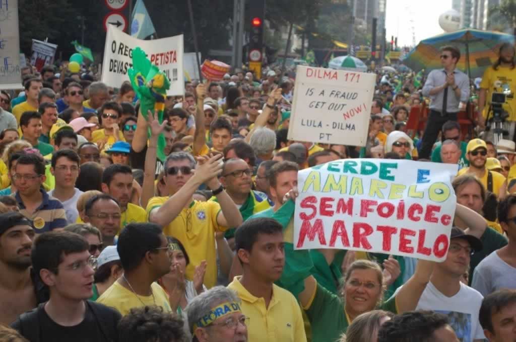Para não mudar o verde e amarelo pela foice e o martelo Manifestação de 16 de agosto