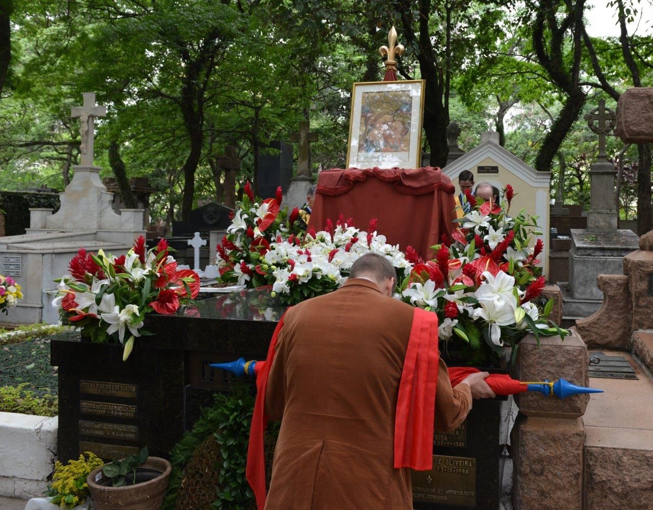 Preito de gratidão a Plinio Corrêa de Oliveira junto a seu jazigo Consolação ipco 9