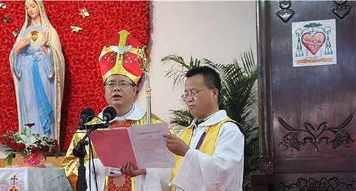 Ditadura chinesa enfurecida contra bispo fiel que usou anel e barrete