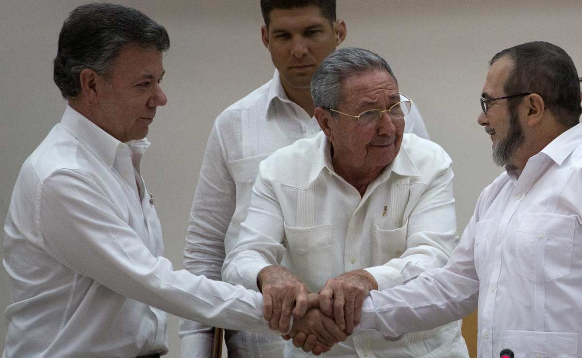 Timochenko-Castro: Pode a Colômbia confiar neles? Santos, Raúl Castro, Timochenko (AP Foto/Desmond Boylan)