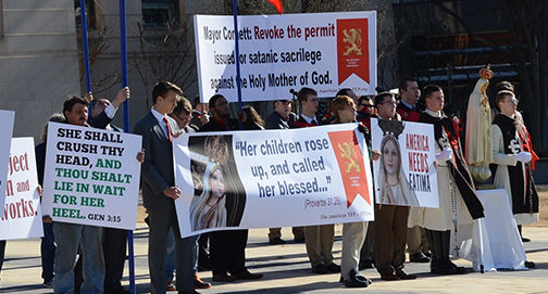Católicos defendem Nossa Senhora na véspera do Natal