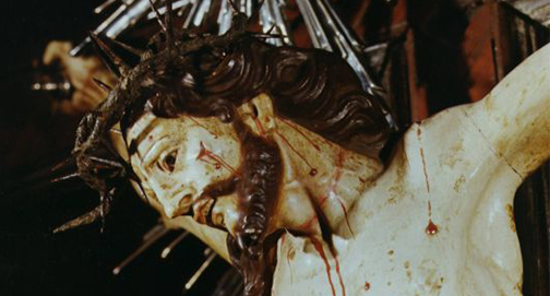 Tristeza, dor e majestade expressas num Crucifixo