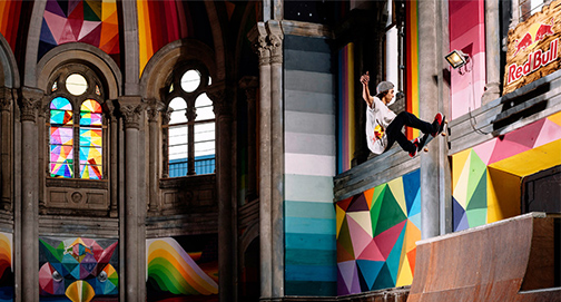 Igreja transformada em clube de skate e esoterismo