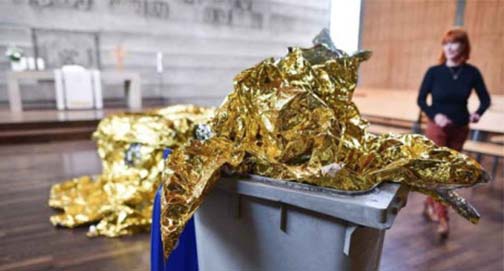 Bom senso de faxineira: “obra de arte” no lixo