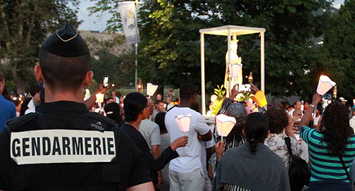 Na festa da Assunção, em Lourdes devotos vencem moralmente terroristas do Islã