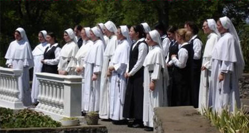 Hábito e disciplina atraem vocações, mosteiros “aggiornati” esvaziam