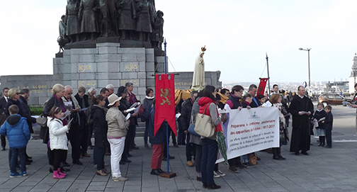 No dia 15 de outubro, em vários países, católicos rezaram publicamente o Rosário