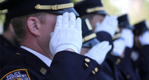 É a fé católica que sustenta muitos policiais norte-americanos nos perigos