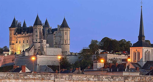 O castelo de Saumur: fortíssimo e delicado, tendendo para o Céu