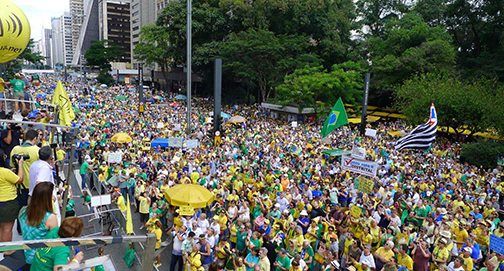 “Nossa bandeira verde e amarela, sem foice e martelo”