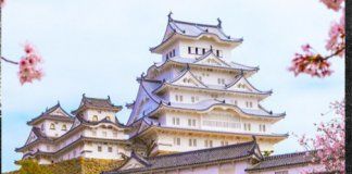 Um castelo medieval desprovido de torres