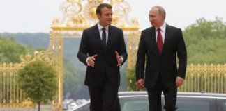 Macron e seu trono de duas pernas