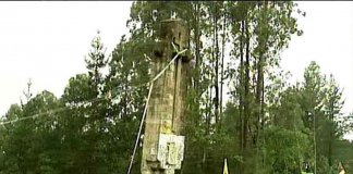 Derrubam Cruz de pedra, que lhes cai sobre a cabeça