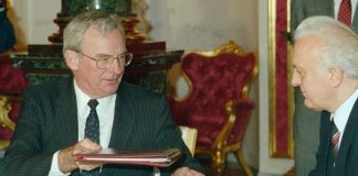 Ex-Governador-geral ateu e socialista converte-se aos 85 anos