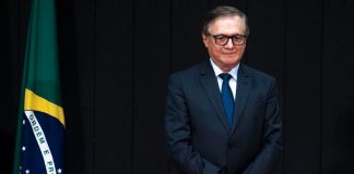 Entrega da Mensagem de boas vindas ao novo Ministro da Educação