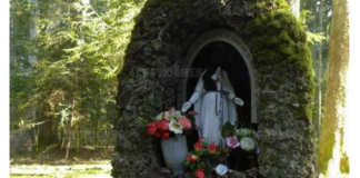 Imagem da Virgem Maria decapitada na França: “a triste decadência dos descendentes dos cruzados”