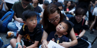 Manifestações contra a China: mães vão às ruas em Hong Kong em defesa dos filhos