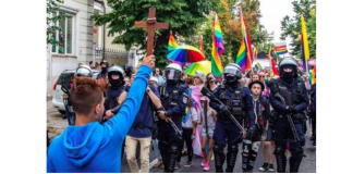 Jovem católico polonês desafia Marcha do “Orgulho” LGBT