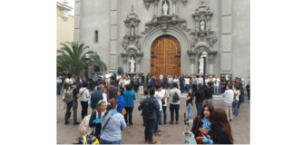 Católicos defendem igreja ante manifestação agressiva feminista.