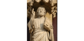 Inscrições gravadas em pedra numa catedral alemã