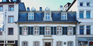 A MENTIRA TEM PERNA CURTA*