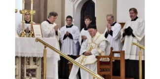 Sacerdote escocês admoesta bispo e censura o lockdown de igrejas