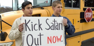 Clube satânico na escola? Protesto da TFP americana