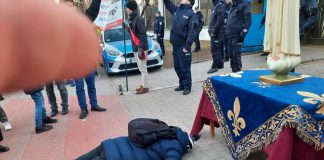 Rosário público pró Ucrânia: em frente à embaixada russa em Varsóvia