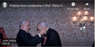 Polônia Livre (1974) condecora o Prof. Plinio Corrêa de Oliveira