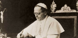 Breves: Pio XI ensina que o comunismo é contra a família
