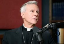 Dom Strickland: excomungar Biden é chamá-lo ao arrependimento